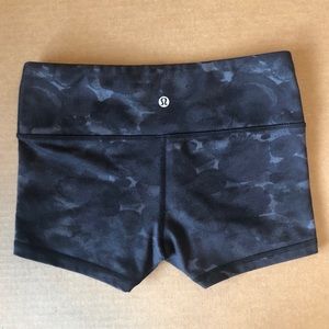 Lululemon Athletica Camo Short 2.5”